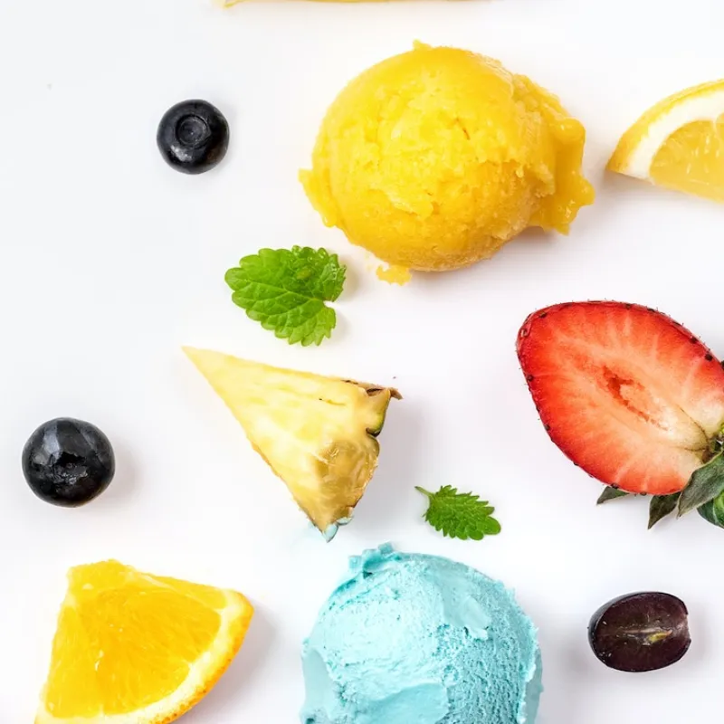 Helado de mango con frutas tropicales frescas