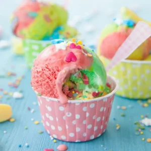 Helados de colores decorados con chispas y dulces