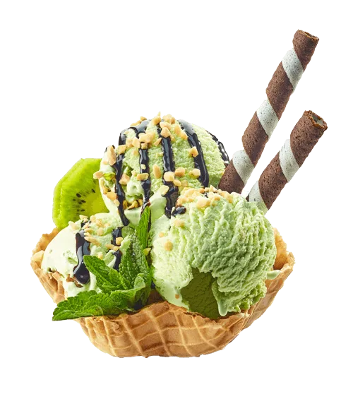 Helado artesanal en canasta de galleta con kiwi y barquillos de chocolate