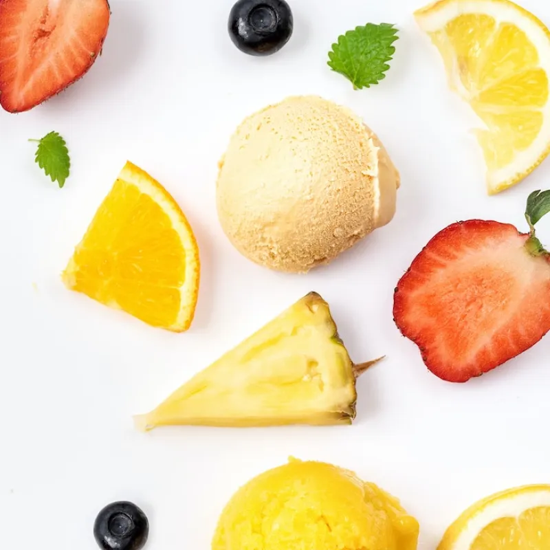 Frutas frescas con piña, naranja, fresas y helado