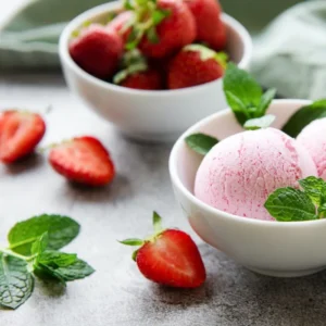Helado de fresa con fresas frescas y menta